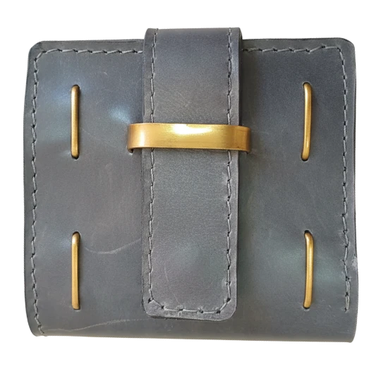 محفظه رمادي بقفل نحاسي