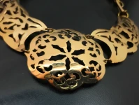عقد فاخر مصنوع يدويًا من النحاس الأصفر المصقول بتصميم فيليجري فني (Filigree)