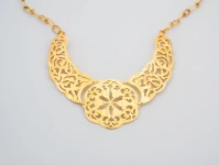 عقد فاخر مصنوع يدويًا من النحاس الأصفر المصقول بتصميم فيليجري فني (Filigree)