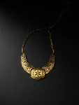 عقد فاخر مصنوع يدويًا من النحاس الأصفر المصقول بتصميم فيليجري فني (Filigree)